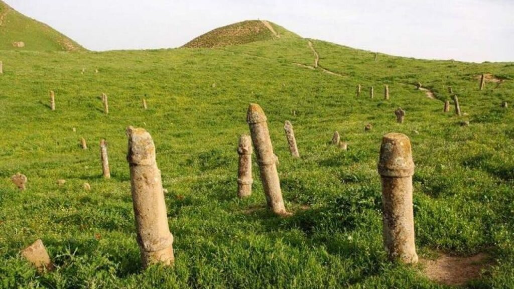 قبرستانی عجیب با مقبره‌های مرموز؛ سفر به این منطقه دیدنی را از دست ندهید