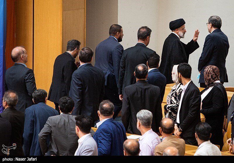 حجاب و پوشش متفاوت زنان و مردان در مراسمی با حضور رئیسی + عکس ها