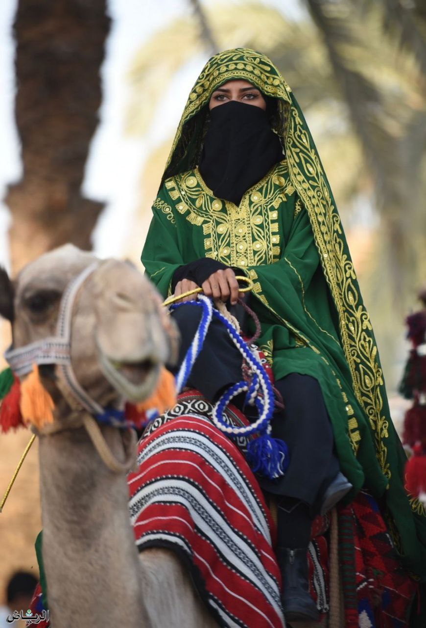 تصاویر جالب از شترسواری زنان وسط خیابان