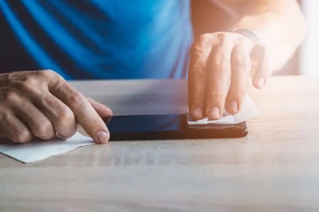 آموزش صحیح تمیز کردن صفحه نمایش گوشی های موبایل