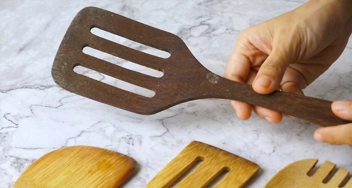 11 ترفند تصویریِ تمیز کردن کفگیر و ملاقه چوبی