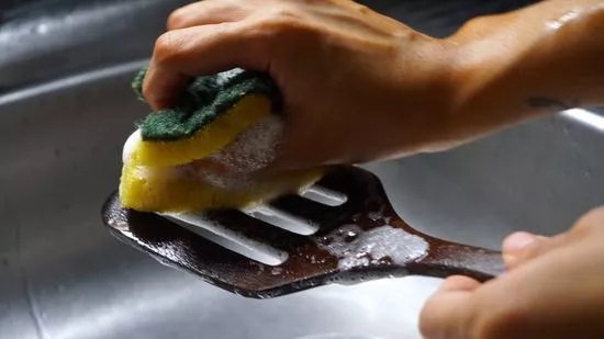 11 ترفند تصویریِ تمیز کردن کفگیر و ملاقه چوبی