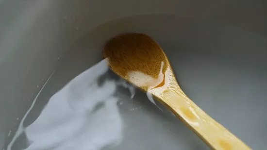 11 ترفند تصویریِ تمیز کردن کفگیر و ملاقه چوبی