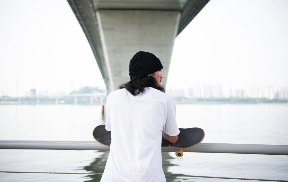 ۱۸ پیشنهاد خفن برای استایل با تی‌شرت اورسایز