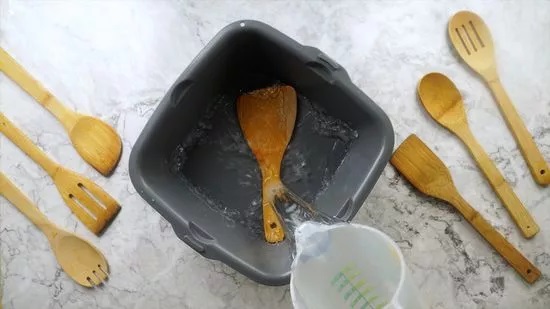 11 ترفند تصویریِ تمیز کردن کفگیر و ملاقه چوبی