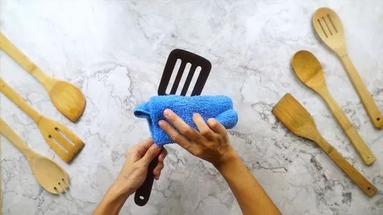 11 ترفند تصویریِ تمیز کردن کفگیر و ملاقه چوبی