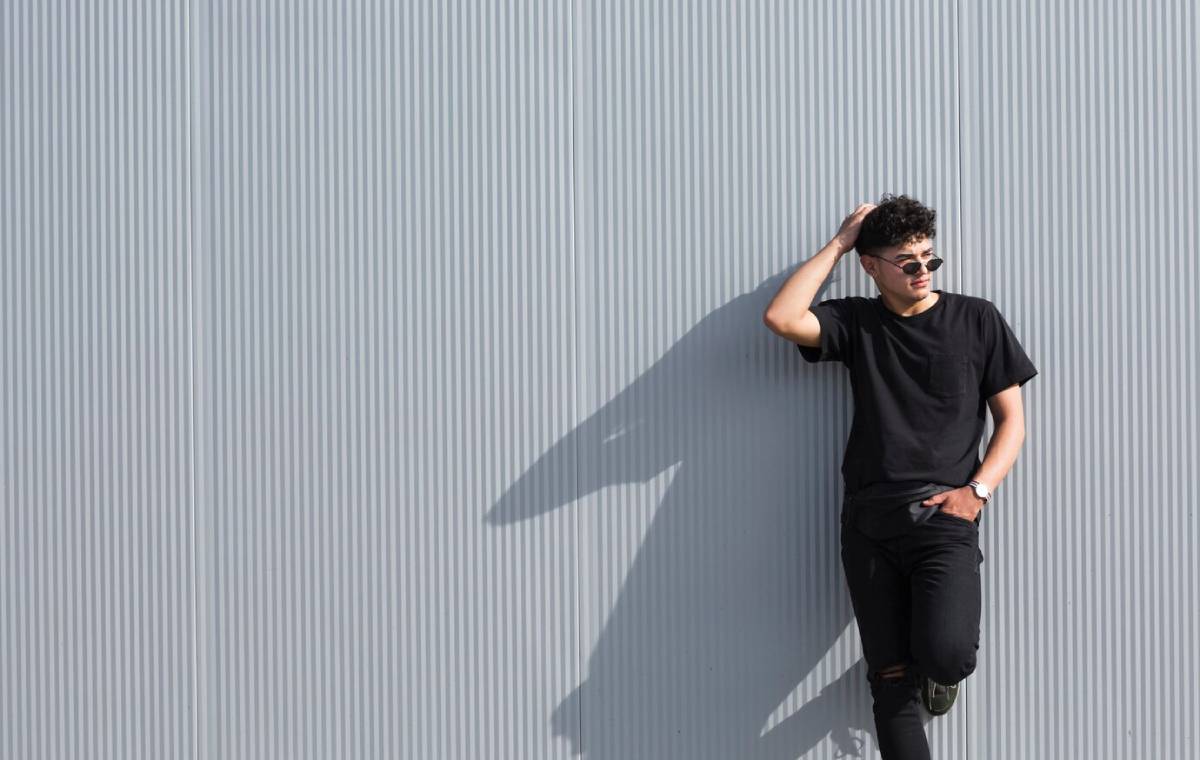 ۱۸ پیشنهاد خفن برای استایل با تی‌شرت اورسایز