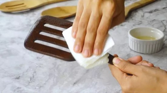 11 ترفند تصویریِ تمیز کردن کفگیر و ملاقه چوبی