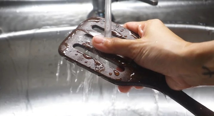 11 ترفند تصویریِ تمیز کردن کفگیر و ملاقه چوبی