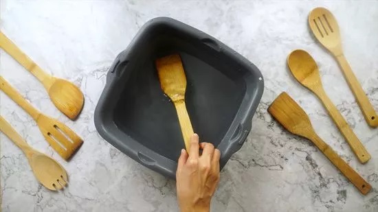 11 ترفند تصویریِ تمیز کردن کفگیر و ملاقه چوبی