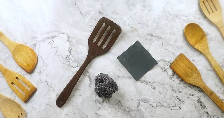 11 ترفند تصویریِ تمیز کردن کفگیر و ملاقه چوبی