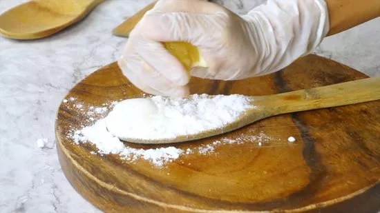 11 ترفند تصویریِ تمیز کردن کفگیر و ملاقه چوبی