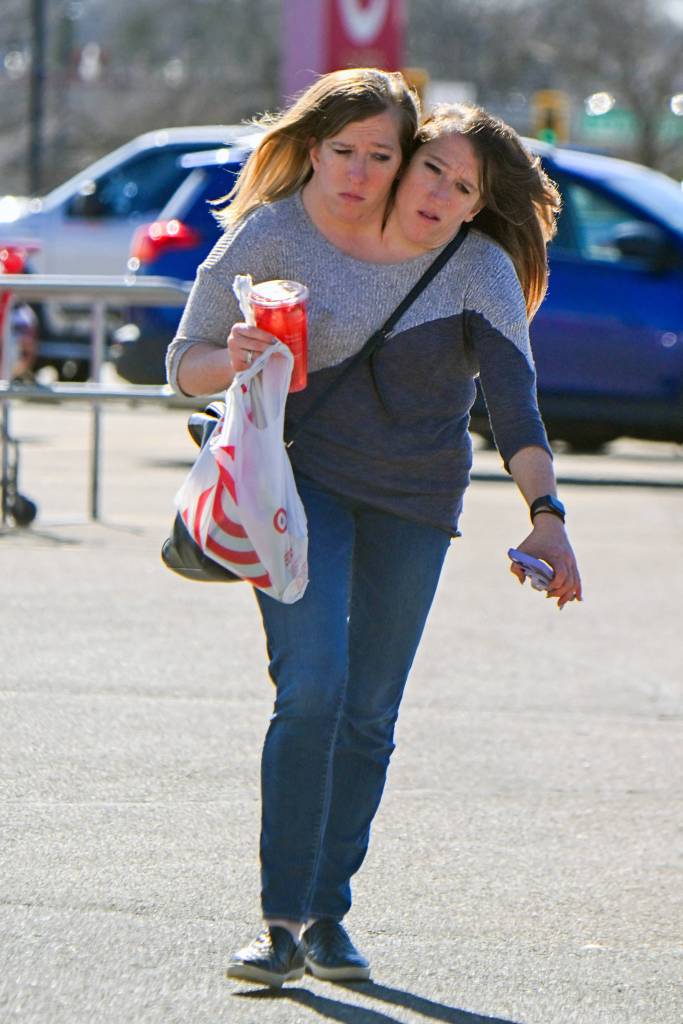 این مرد جذاب همزمان با دو زن منحصربفرد ازدواج کرد! 