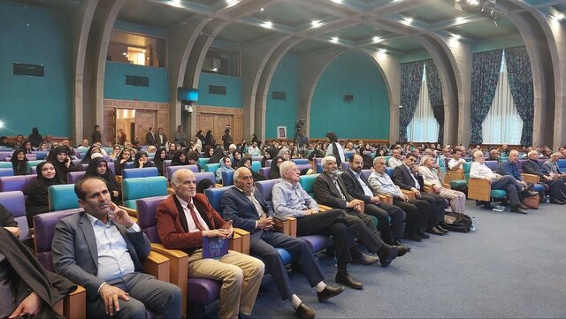 هفدهمین جشنوارۀ شعر روح‌الله برگزار شد