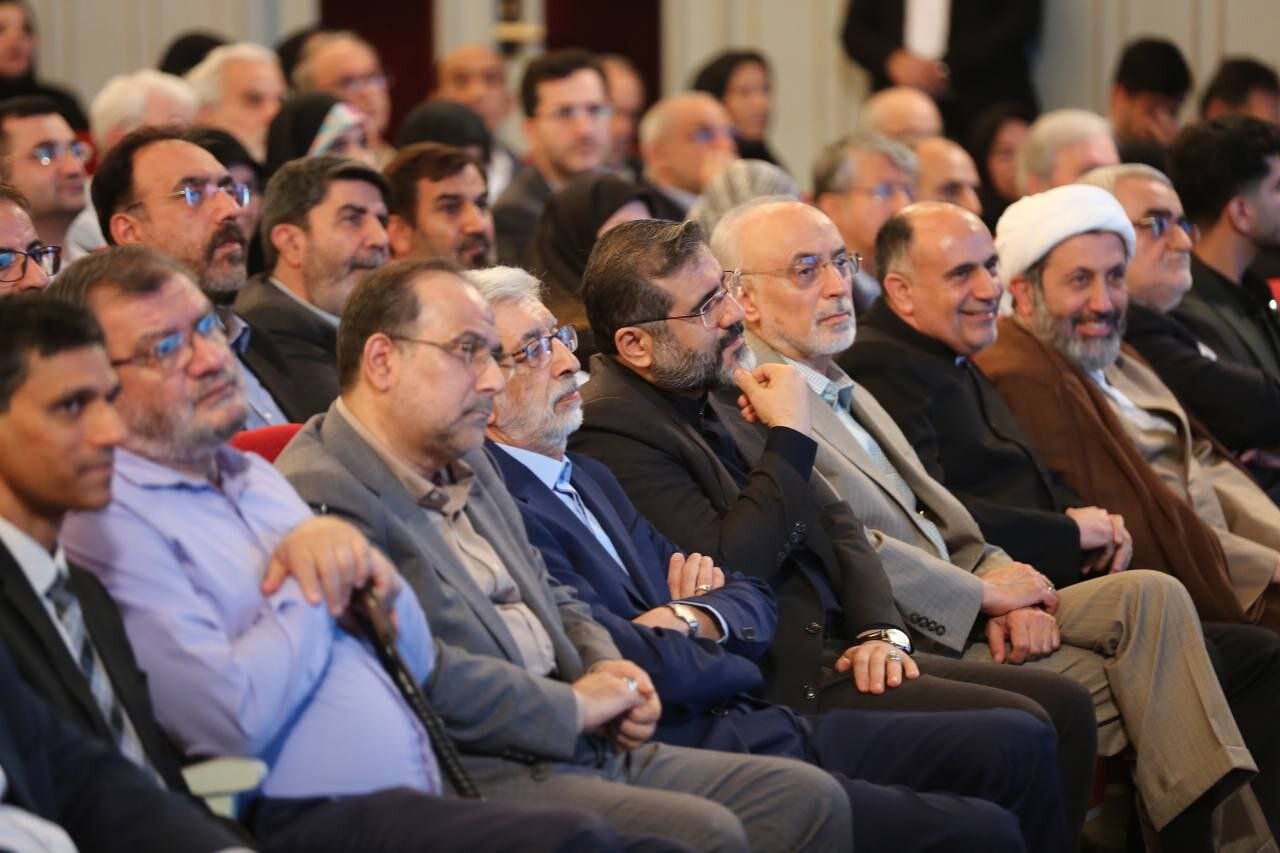 عکسی از پسران رهبر انقلاب در یک مراسم مربوط به حدادعادل /علی اکبر صالحی هم بود