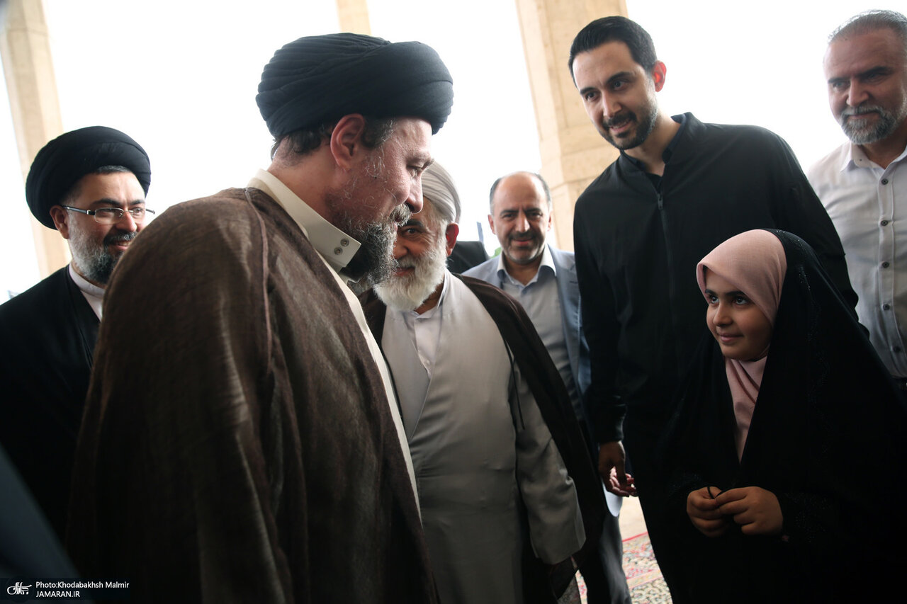 عکسی از  خوش و بش سیدحسن خمینی با نوه مسعود پزشکیان