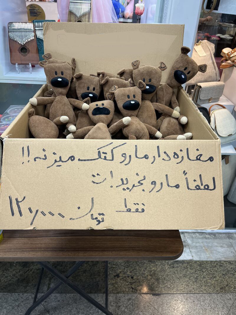 خلاقیت بامزه یک مغازهدار برای فروش عروسک