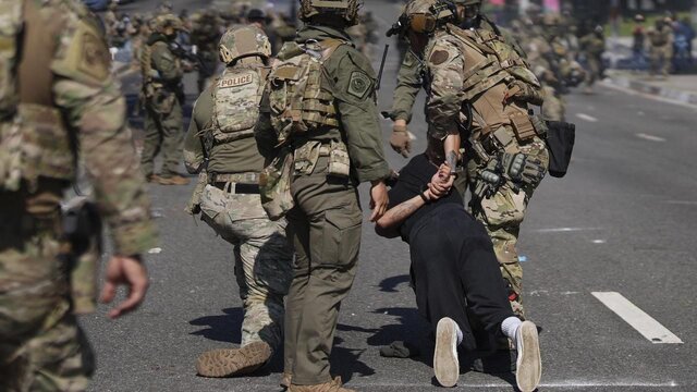 سندرز: به سمت دیکتاتوری پیش میرویم