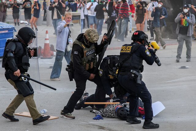 سندرز: به سمت دیکتاتوری پیش میرویم