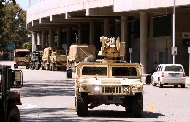 سندرز: به سمت دیکتاتوری پیش میرویم