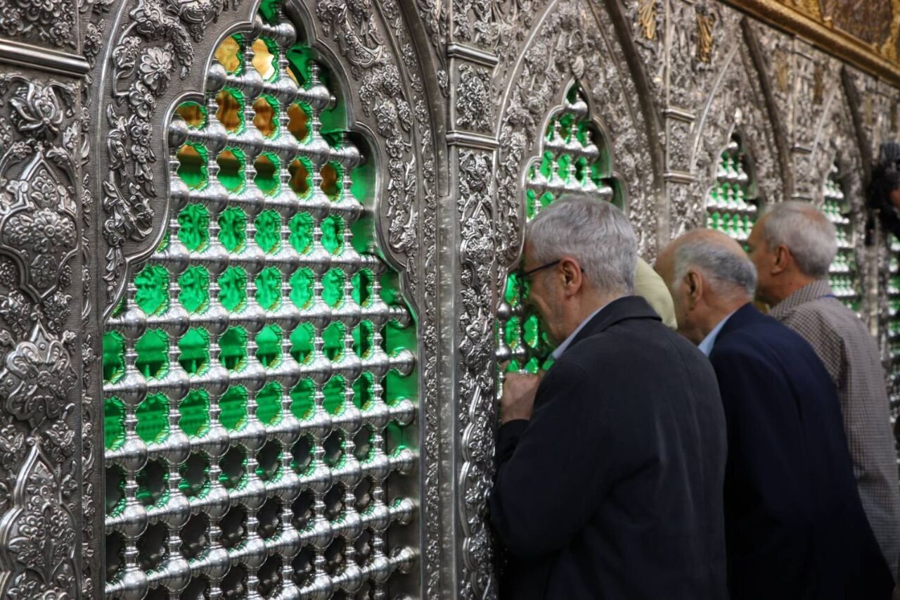 عکسی از سردار باقری در حال زیارت حرم امام حسین (ع)