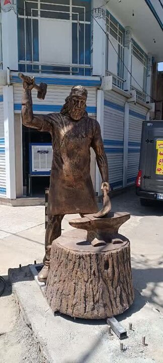 المان «مرد آهنگر» و «مرد خراط» در بازار تاریخی بروجرد نصب شد