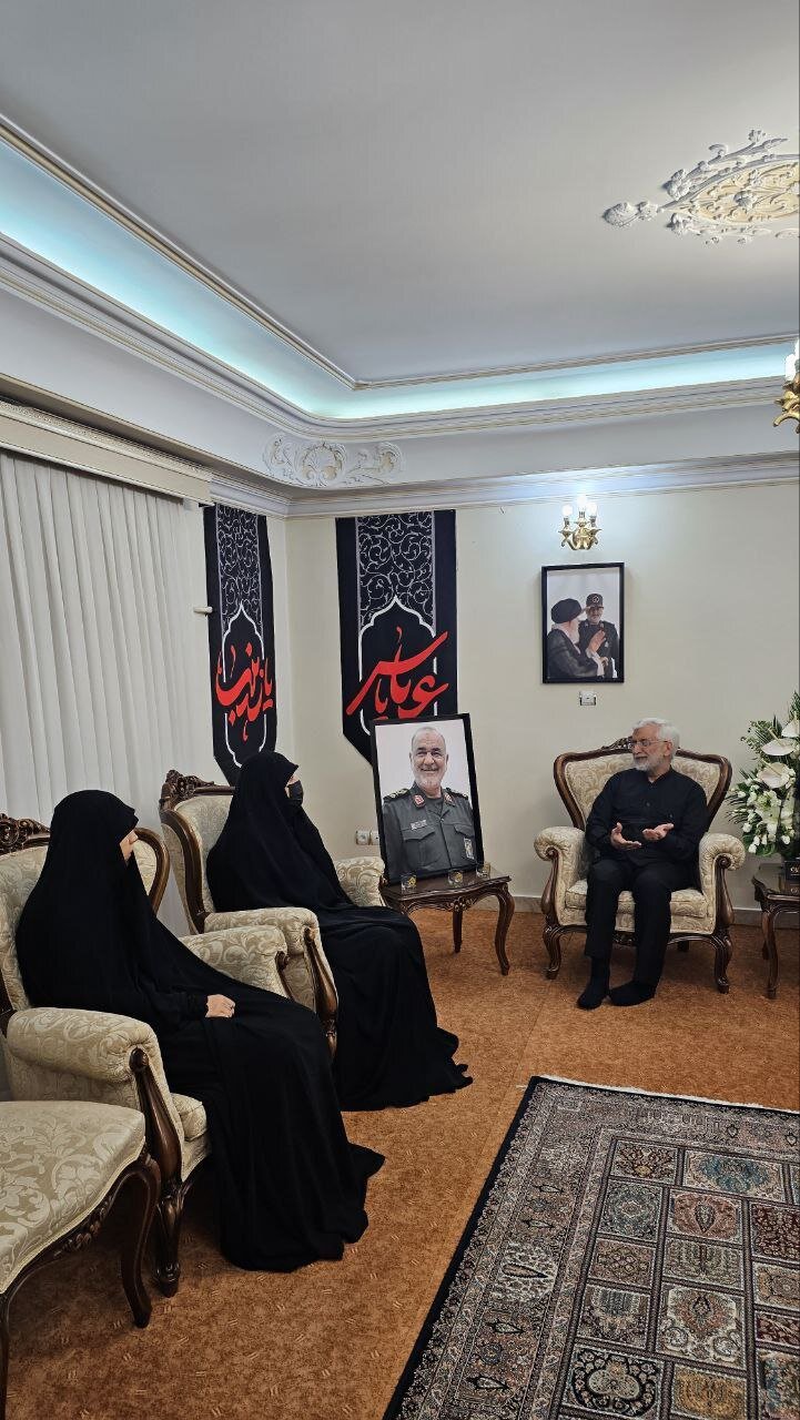 بوسه سعید جلیلی بر لباس نظامی شهید سردار سلامی+ تصاویر