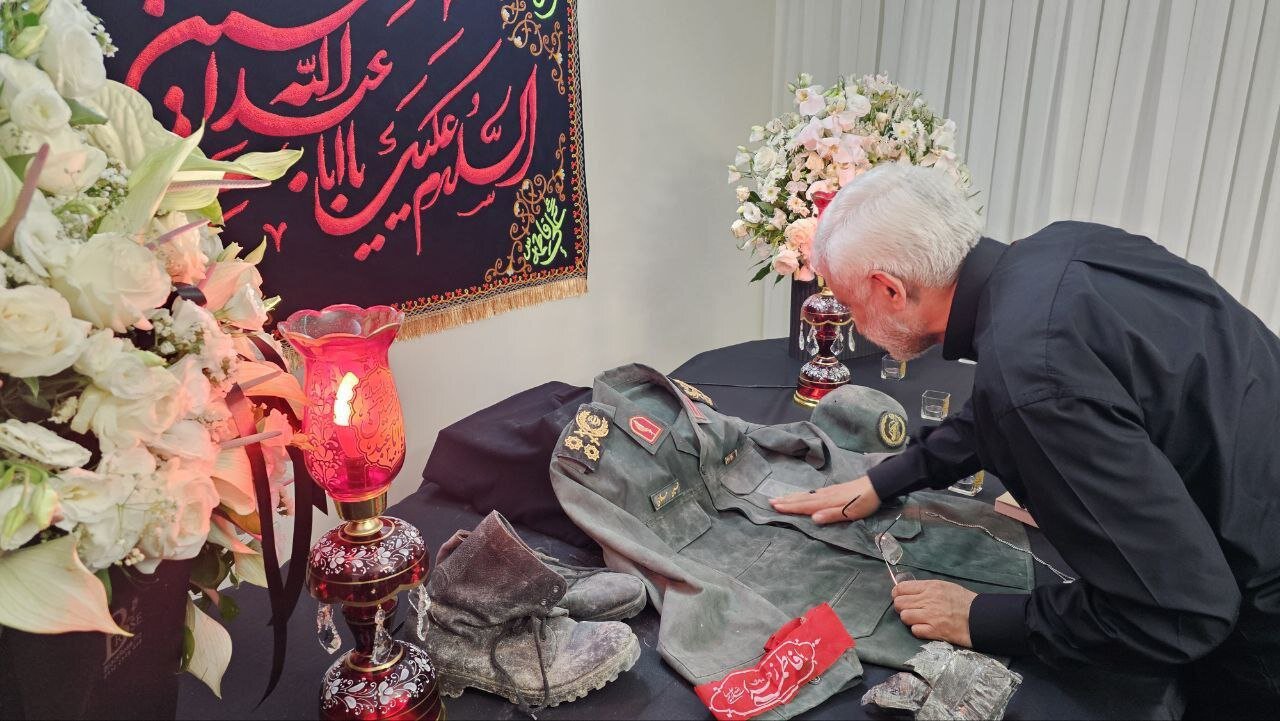 بوسه سعید جلیلی بر لباس نظامی شهید سردار سلامی+ تصاویر