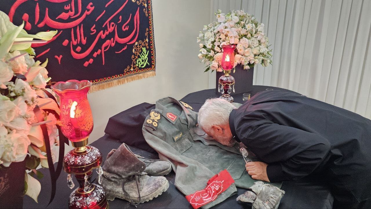 بوسه سعید جلیلی بر لباس نظامی شهید سردار سلامی+ تصاویر