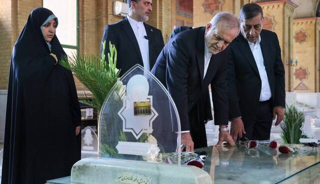 پزشکیان و اعضای هیات دولت به مقام شهدا ادای احترام کردند