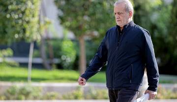 تصویری از حضور پزشکیان بر مزار فرمانده شهید هوافضای سپاه